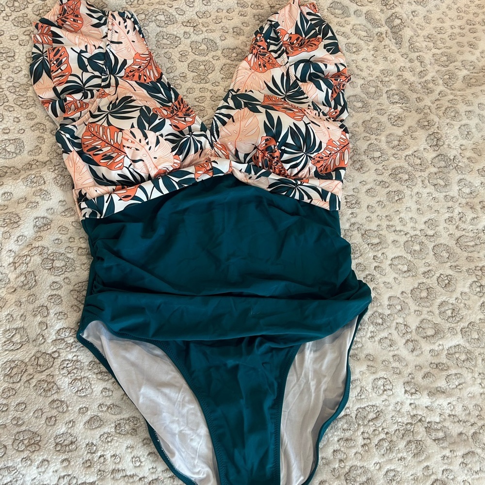 NWT Women’s Size XXL Tropical Print One Piece Swimsuit with ruffle sleeves